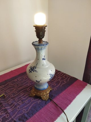 Lámpara de mesa cerámica azul y blanca