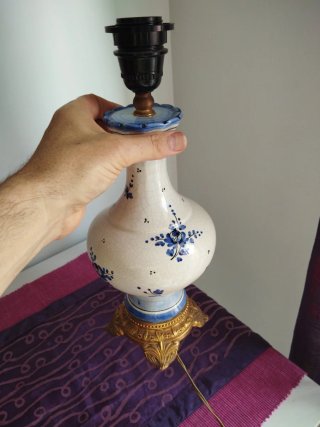 Lámpara de mesa cerámica azul y blanca
