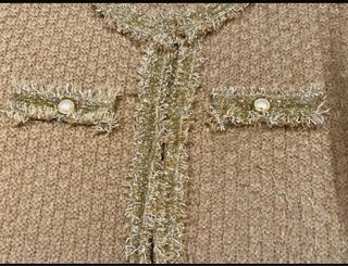 Chaqueta corta tipo Chanel dorada