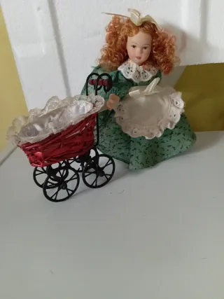 Muñeca porcelana vintage con carrito