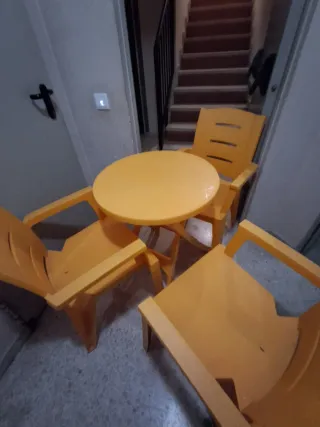 Juego mesa y 3 sillas naranja