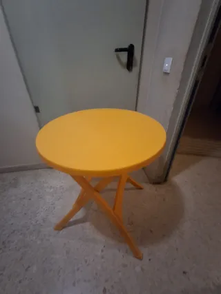 Juego mesa y 3 sillas naranja