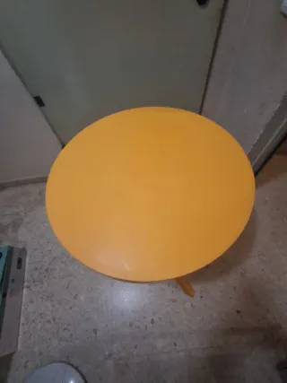 Juego mesa y 3 sillas naranja