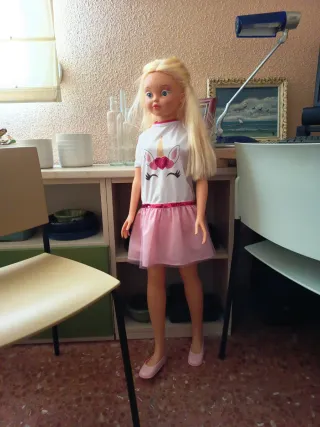 Muñeca grande con vestido de unicornio. ROSAURA.