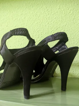 Sandalias de tacón negras talla 36. Arian