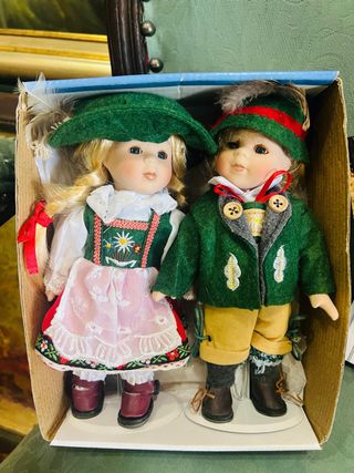 Muñecas de porcelana vestidas