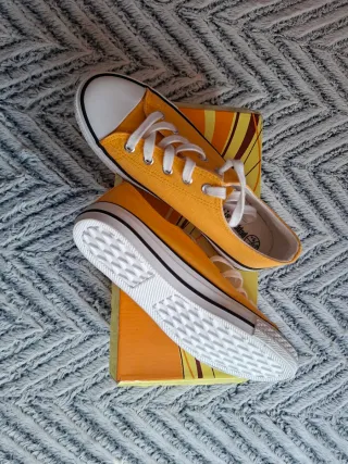 Zapatillas de tela amarillas