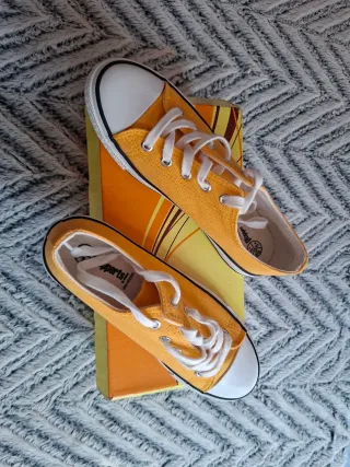 Zapatillas de tela amarillas