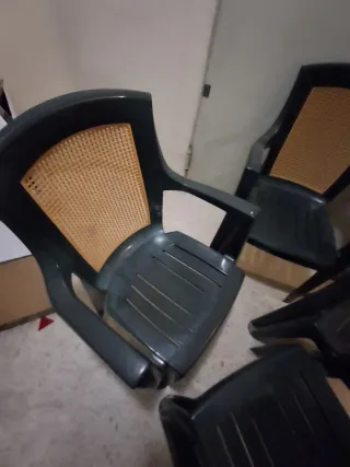 Juego de 4 Sillas de Plástico Negras y Naranja