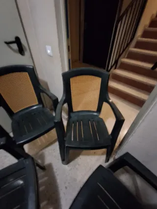 Juego de 4 Sillas de Plástico Negras y Naranja