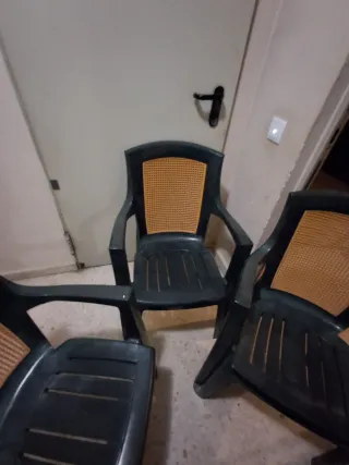 Juego de 4 Sillas de Plástico Negras y Naranja