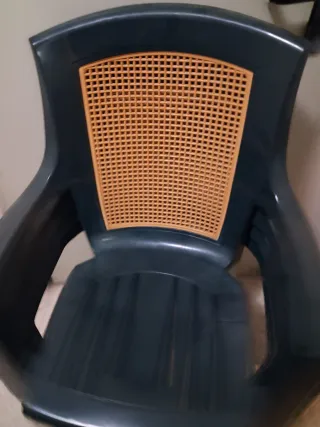 Juego de 4 Sillas de Plástico Negras y Naranja