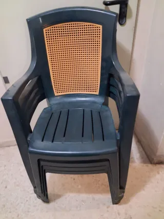 Juego de 4 Sillas de Plástico Negras y Naranja