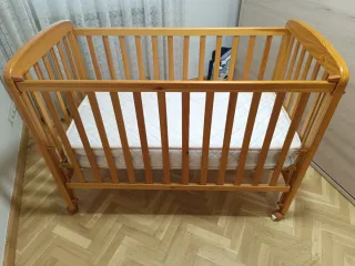 Cuna de bebé de madera con colchón