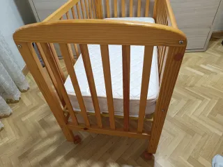 Cuna de bebé de madera con colchón
