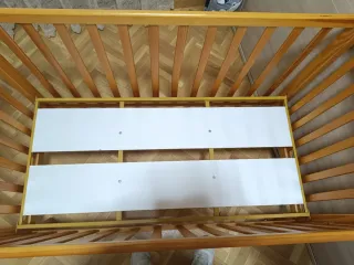 Cuna de bebé de madera con colchón