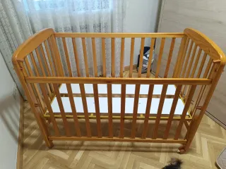 Cuna de bebé de madera con colchón