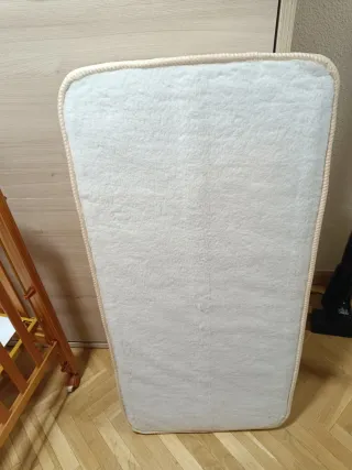 Cuna de bebé de madera con colchón