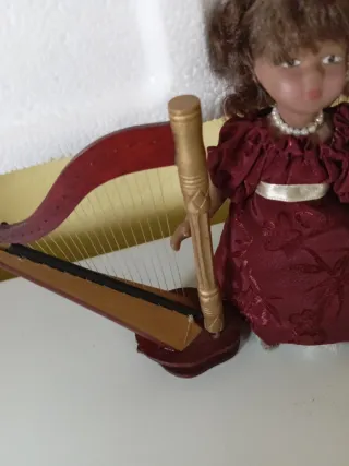 Muñeca de porcelana con arpa