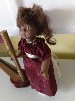 Muñeca de porcelana con arpa
