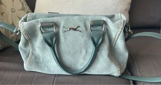 Bolso Bimba y Lola ante verde