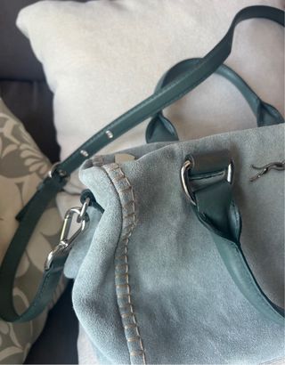 Bolso Bimba y Lola ante verde