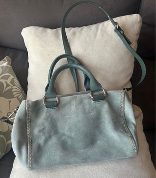 Bolso Bimba y Lola ante verde