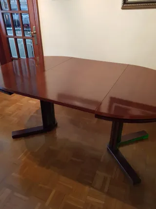 Mesa de comedor y sillas