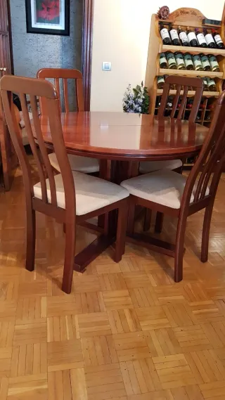 Mesa de comedor y sillas