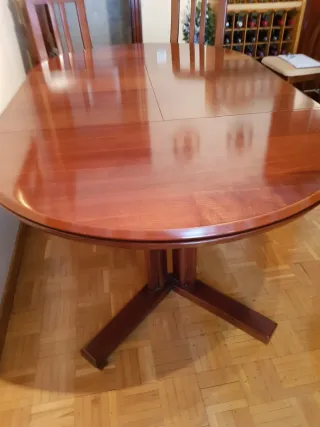 Mesa de comedor y sillas