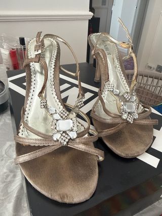 Zapatos de tacón dorados MENBUR con pedrería