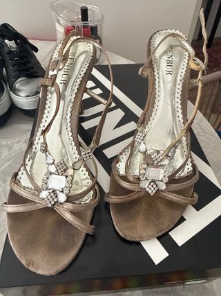 Zapatos de tacón dorados MENBUR con pedrería