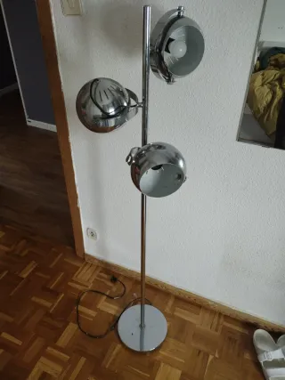 Lámpara de pie plateada