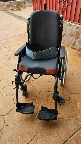 Silla de ruedas adulto, totalmente equipada.