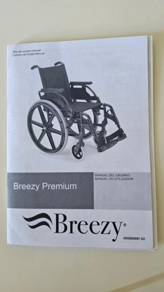 Silla de ruedas adulto, totalmente equipada.