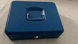 Caja fuerte metálica azul con 2 llaves