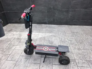 Scooter Eléctrico Negro y Rojo