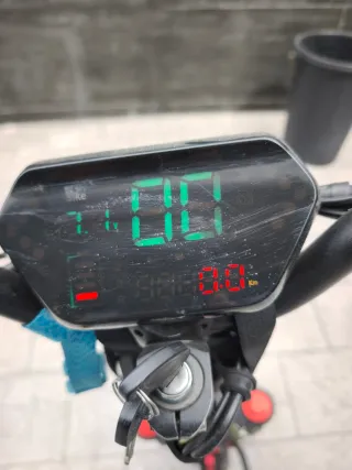 Scooter Eléctrico Negro y Rojo