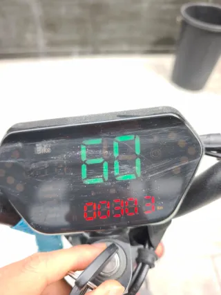Scooter Eléctrico Negro y Rojo