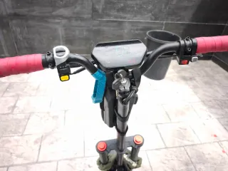 Scooter Eléctrico Negro y Rojo