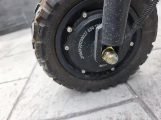 Scooter Eléctrico Negro y Rojo
