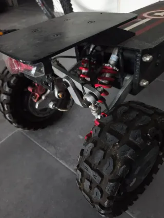 Scooter Eléctrico Negro y Rojo