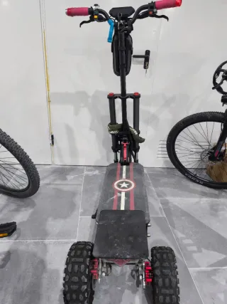 Scooter Eléctrico Negro y Rojo
