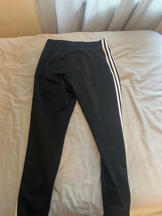 Pantalones Adidas negros con rayas blancas
