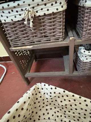 Cómoda de madera con cestas de mimbre