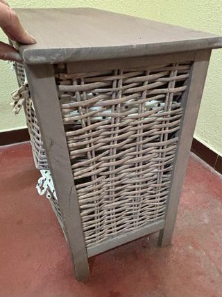 Cómoda de madera con cestas de mimbre