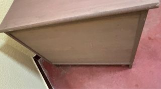 Cómoda de madera con cestas de mimbre