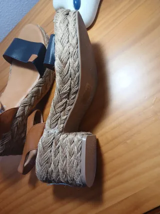 Sandalias cuña marrón y negro