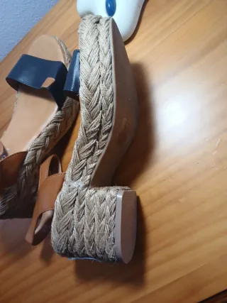 Sandalias cuña marrón y negro