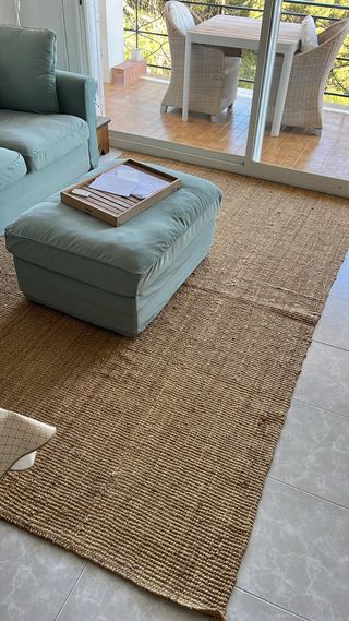 Puf de tela aguamarina con almacenaje